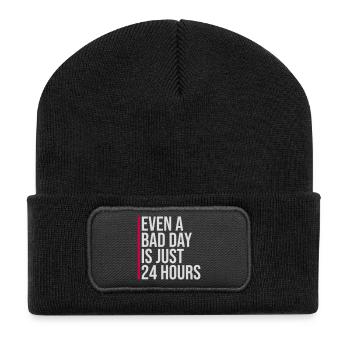 Même une mauvaise journée n’est qu’un proverbe motivant 24 heures sur 24 - Beanie recyclé à patch - noir - Devant