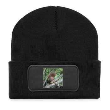 Eichhörnchen am Ast mit Nuss - Recycelte Patch Beanie - Schwarz - Vorne