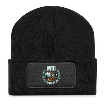 MTB: Lebe für den Moment auf dem Bike - Recycelte Patch Beanie - Schwarz - Vorne