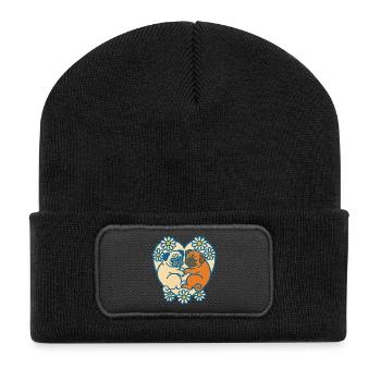Verspieltes Mops-Paar-Herz-Design - Recycelte Patch Beanie - Schwarz - Vorne