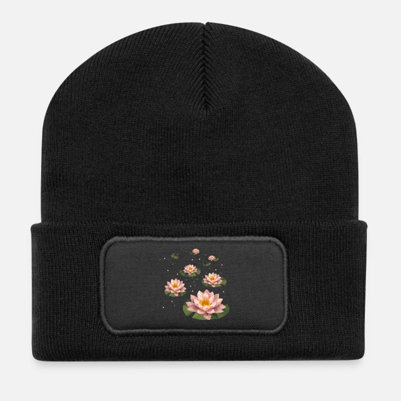 Mehrere polygonale Seerosen auf grünen Blättern - Recycelte Patch Beanie - Schwarz