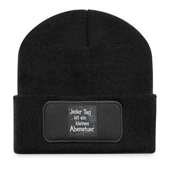 Jeder Tag ist ein kleines Abenteuer - Recycelte Patch Beanie - Schwarz - Vorne
