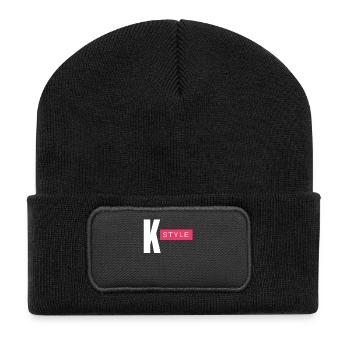 K Style Bold Logo mit rosa Akzent - Recycelte Patch Beanie - Schwarz - Vorne