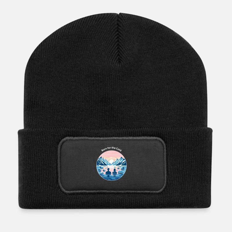 Mann und Frau gehen eisbaden in den Bergen Kälte - Recycelte Patch Beanie - Schwarz
