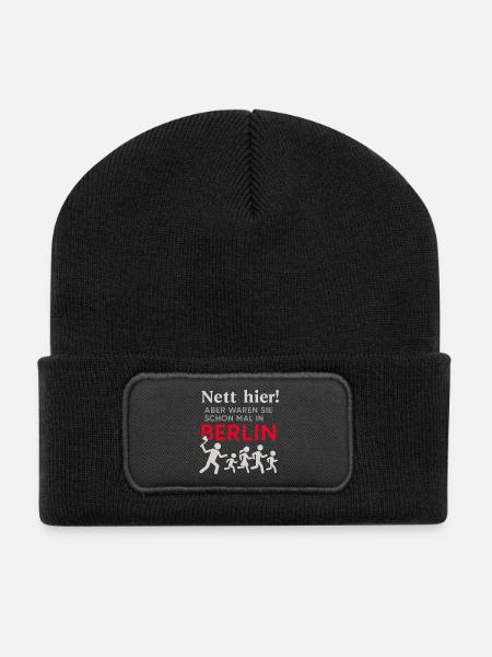 Nett hier – aber waren Sie schon mal in Berlin? - Recycelte Patch Beanie - Schwarz
