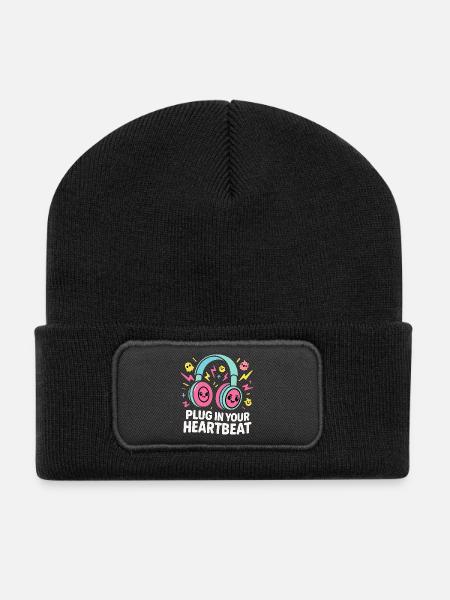 Plug In Your Heartbeat – Musik im Herzen - Recycelte Patch Beanie - Schwarz