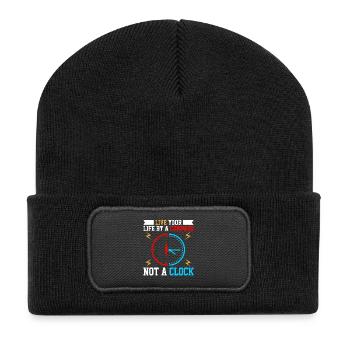 Lebensweisheit Uhr mit Kompassmotiv - Recycelte Patch Beanie - Schwarz - Vorne