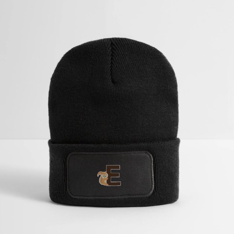 Ein E wie das Eichhörnchen das an dem E hängt Recycelte Patch Beanie