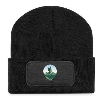Mountainbiker vor Wald und Bergen - Recycelte Patch Beanie - Schwarz - Vorne