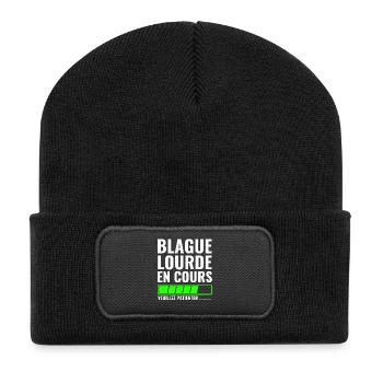 Schwerer Witz in Arbeit, bitte warten - Recycelte Patch Beanie - Schwarz - Vorne
