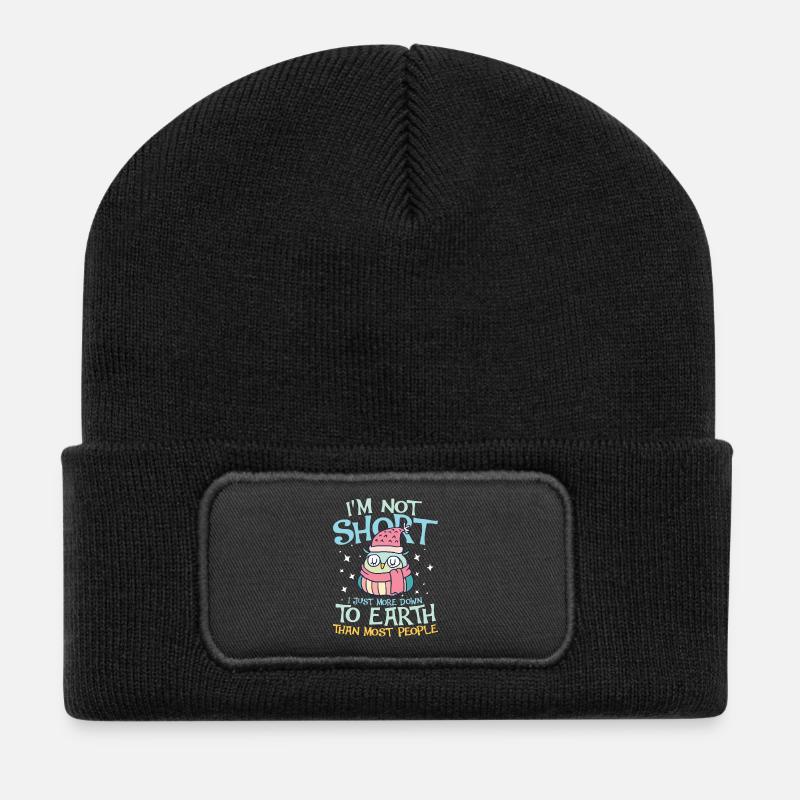 i m not short i m just more down to earth owl - Recycelte Patch Beanie - Schwarz