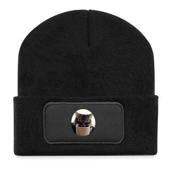 Schlafende Katze mit Kaffeetasse - Recycelte Patch Beanie - Schwarz - Vorne