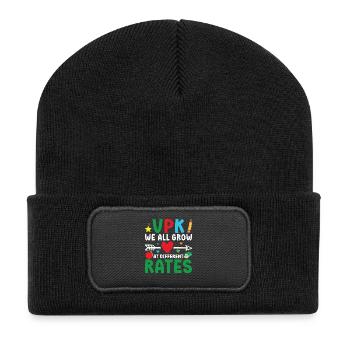 Vpk Wir Alle Wachsen Mit Unterschiedlichen Raten - Recycelte Patch Beanie - Schwarz - Vorne