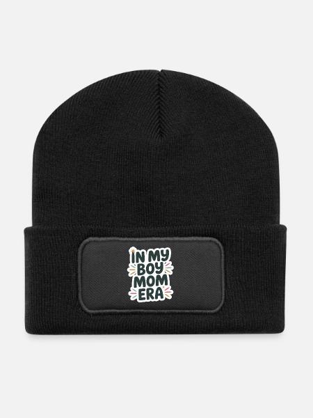 In My Boy Mom Era - Recycelte Patch Beanie - Schwarz