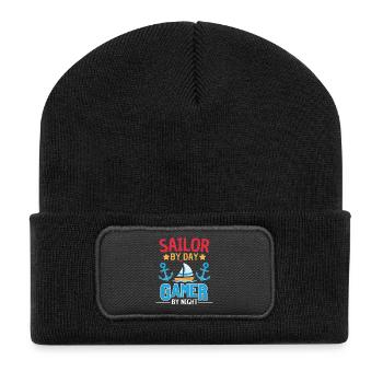 Segeln trifft Gaming Design - Recycelte Patch Beanie - Schwarz - Vorne