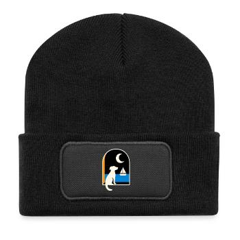 Hund schaut Segelboot unter dem Mond - Recycelte Patch Beanie - Schwarz - Vorne