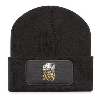 Nicht verwöhnt, meine Frau behandelt wie ein König - Recycelte Patch Beanie - Dunkelgrau - Vorne