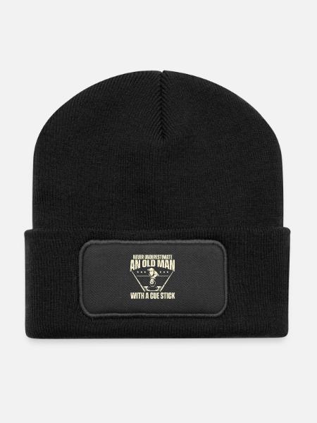 Unterschätzen Sie niemals einen alten Mann mit einem Queue - Recycelte Patch Beanie - Schwarz