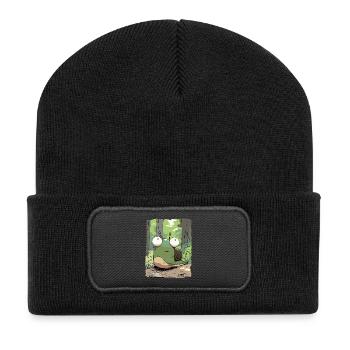 Comic-Schnecke mit großen Augen im Wald - Recycelte Patch Beanie - Schwarz - Vorne