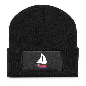 Nautic Design Segelboot Serenity in rotem Rumpf - Recycelte Patch Beanie - Schwarz - Vorne