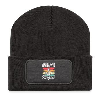 Ostsee ABENTEUER BEGINNT IN RÜGEN Retro Lustig - Recycelte Patch Beanie - Dunkelgrau - Vorne