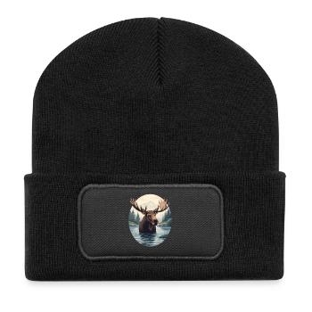 Elchillustration in Bergfluss-Landschaft - Recycelte Patch Beanie - Schwarz - Vorne