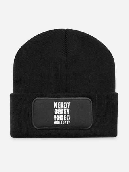 Nerdy Dirty Inked Typo - Recycelte Patch Beanie - Schwarz