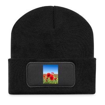 Mohnblumen im blauen Feld - Recycelte Patch Beanie - Schwarz - Vorne