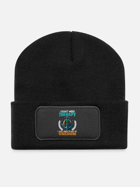 Ostsee BRAUCH KEINE THERAPIE MUSS NUR NACH - Recycelte Patch Beanie - Schwarz