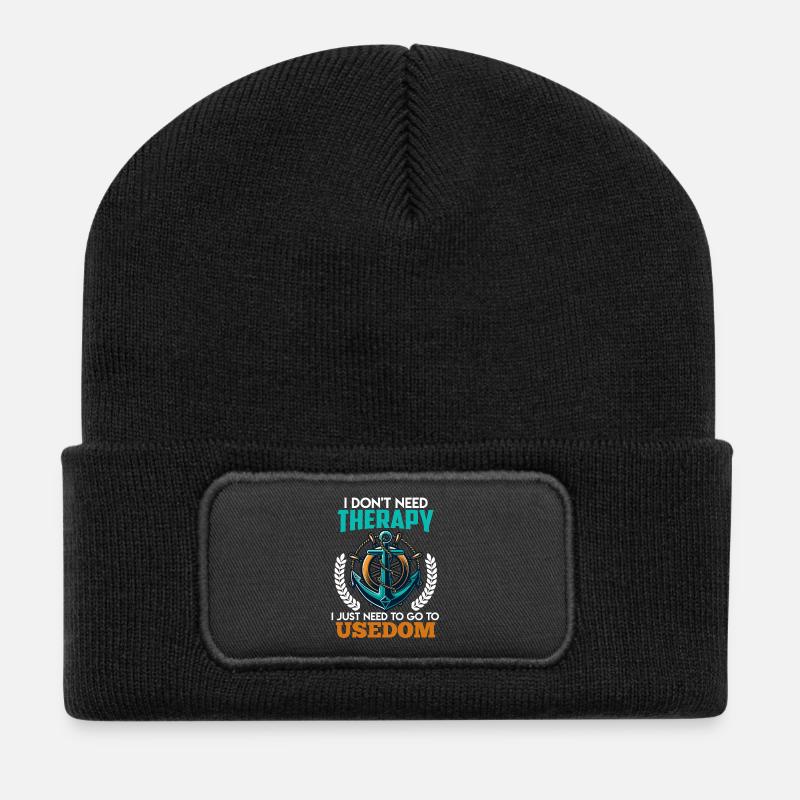 Ostsee BRAUCH KEINE THERAPIE MUSS NUR NACH - Recycelte Patch Beanie - Schwarz