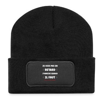 Nicht zu spät: Timing-Humor - Recycelte Patch Beanie - Schwarz - Vorne