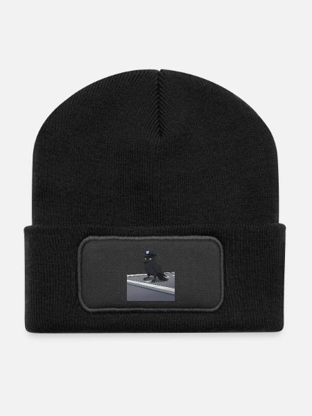 Raven en policier dans la rue - Beanie recyclé à patch - noir