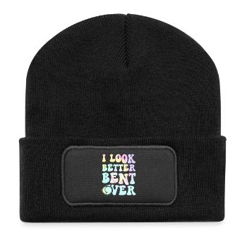 Ich sehe besser aus, wenn ich über das Abschlag gebeugt bin. - Recycelte Patch Beanie - Schwarz - Vorne