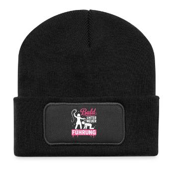 D-38Bald Unter Neuer Führung Dominante Frau - Recycelte Patch Beanie - Schwarz - Vorne
