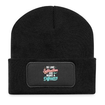 Sei wie Subtraktion – Mach den Unterschied - Recycelte Patch Beanie - Schwarz - Vorne