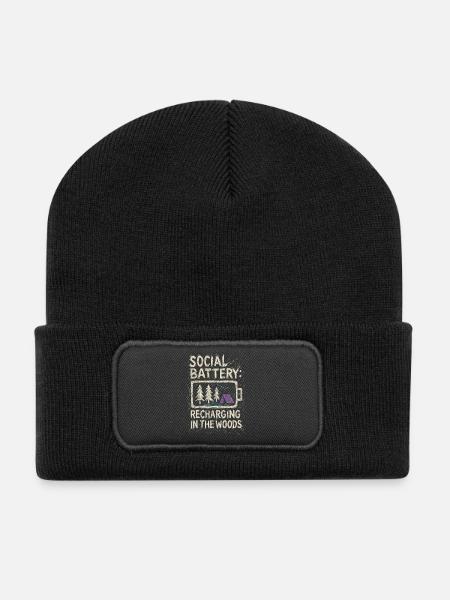 Soziale Batterie aufladen im Wald - Recycelte Patch Beanie - Schwarz