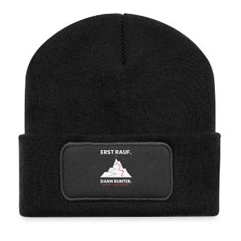 Erst rauf, dann runter | Skitour - Recycelte Patch Beanie - Schwarz - Vorne
