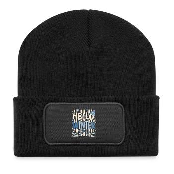 Hallo Winter Holzschrift - Recycelte Patch Beanie - Schwarz - Vorne