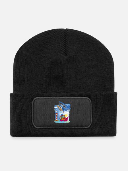 Sonne, Meer, Flugzeug, Boot, Leuchtturm und Möwe - Recycelte Patch Beanie - Schwarz