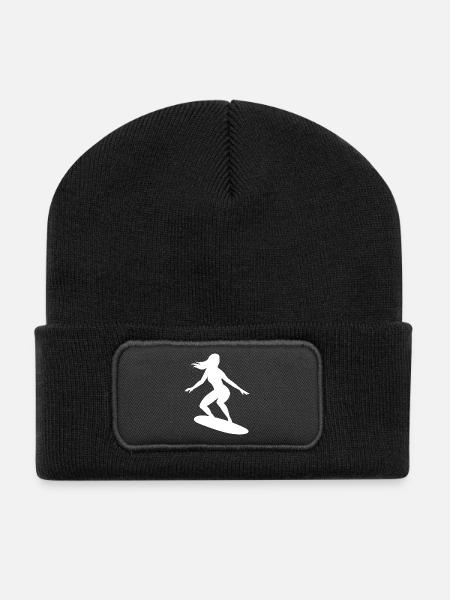 Minimalistische Surferin Surfbrett Wasser Sommer - Recycelte Patch Beanie - Schwarz