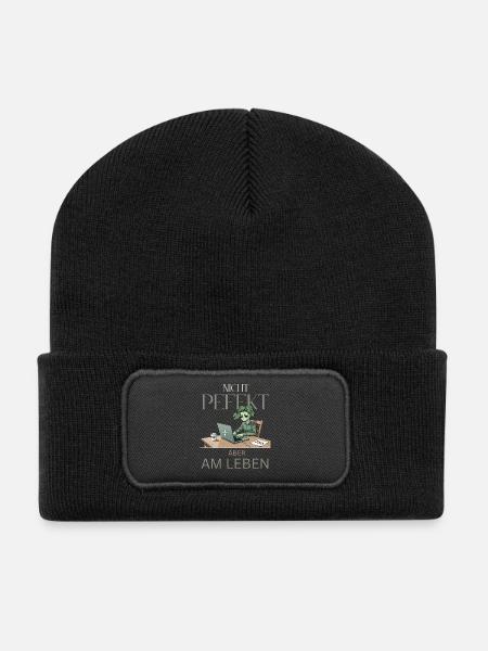 Perfekt am Leben – grün, müde, echt - Recycelte Patch Beanie - Schwarz