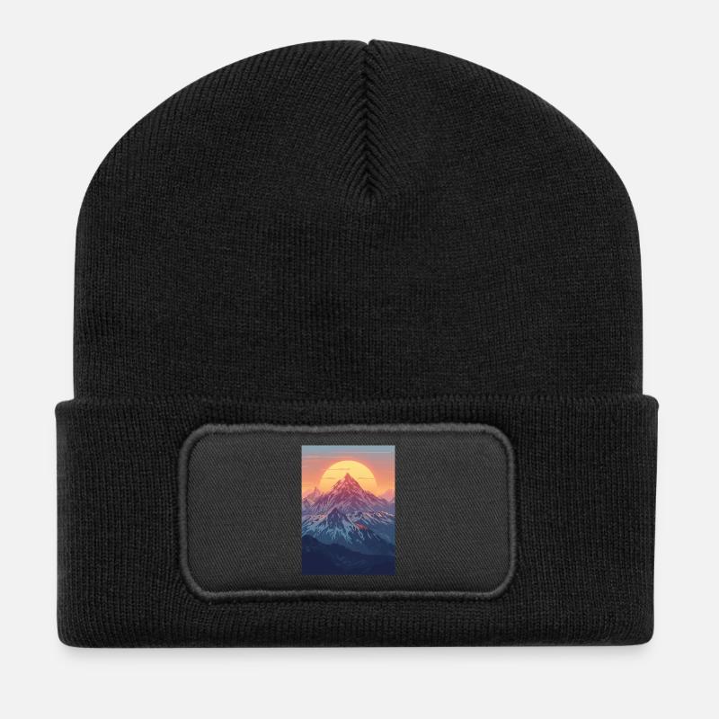Berge in der pastellfarbenen Sonne - Recycelte Patch Beanie - Schwarz