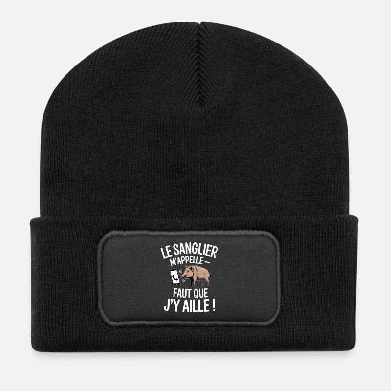 Das Wildschwein ruft mich, ich muss gehen - Recycelte Patch Beanie - Schwarz