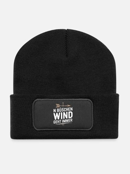  N Büschen Wind Geht Immer Spruch Für Segler - Recycelte Patch Beanie - Schwarz