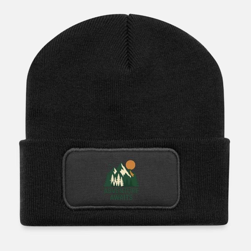 Abenteuerwald Berglandschaft - Recycelte Patch Beanie - Schwarz