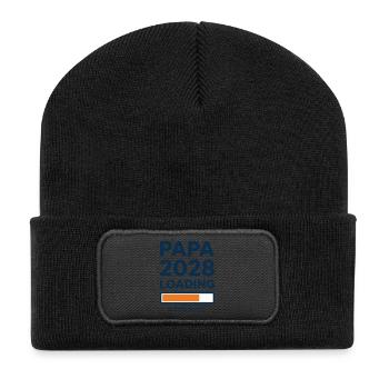 Papa 2028 lädt - Recycelte Patch Beanie - Schwarz - Vorne