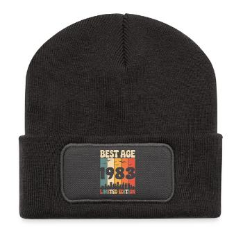 Jahrgang 1983 - Recycelte Patch Beanie - Dunkelgrau - Vorne