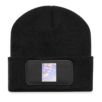 Pastellfarbener Himmel mit Wolken - Recycelte Patch Beanie - Schwarz - Vorne