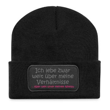 Ich lebe zwar weit über meine Verhältnisse .. Aber - Recycelte Patch Beanie - Schwarz - Vorne