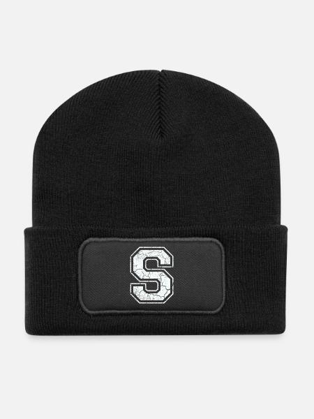 Buchstabe S in weiß im Vintage-Look - Recycelte Patch Beanie - Schwarz